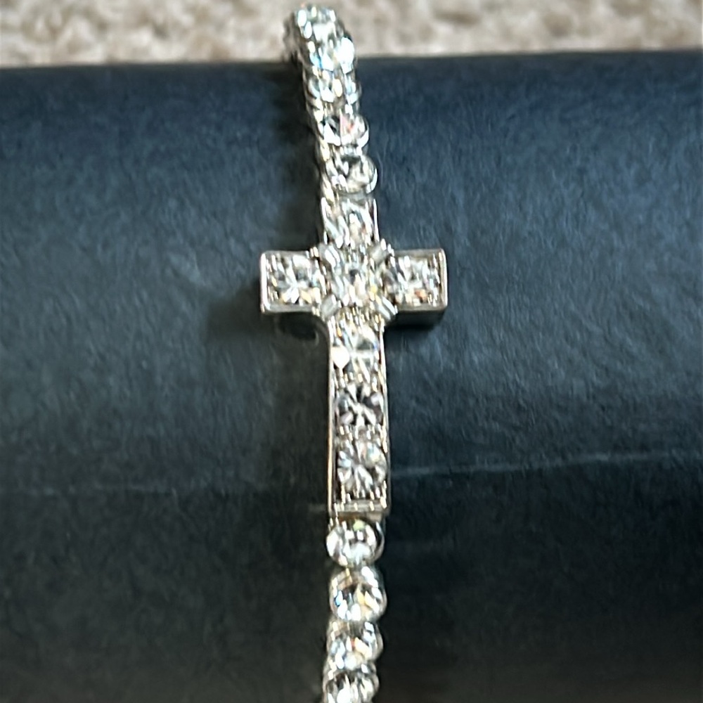 Women’s‎ vintage dainty silver tone crystal bangle bracelet with cross one size - Picture 2 of 7
